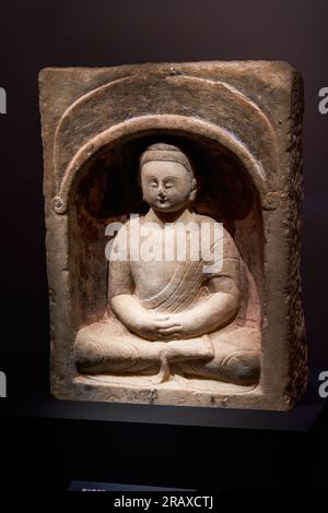 Statue di Buddha buddisti provenienti da vari paesi ed epoche raccolte dal monastero di Tsz Shan a Hong Kong Foto Stock