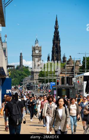 Vista dei membri del pubblico, dei turisti e degli acquirenti sulla trafficata Princes Street con il tempo soleggiato, Edimburgo, Scozia, Regno Unito Foto Stock