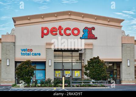 Houston, Texas USA 07-04-2023: Negozio Petco Animal Supplies a Houston, Texas. Uno dei più grandi negozi di articoli per animali domestici negli Stati Uniti, fondato nel 1965. Foto Stock