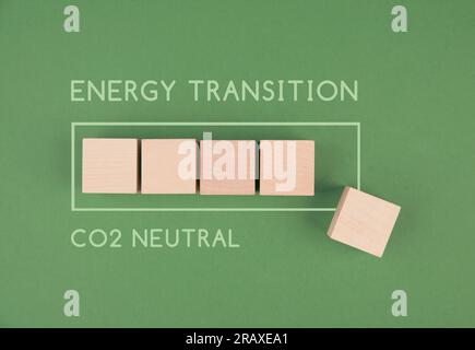 Transizione energetica, barra di carico neutro CO2, ridurre l'impronta di emissioni di carbonio, energia elettrica rinnovabile sostenibile , protezione dell'ambiente, stile di vita ecologico Foto Stock