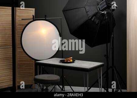 Composizione con pollo al forno, pastinaca e fragole su tavolo grigio in studio fotografico professionale. Fotografia di cibo Foto Stock