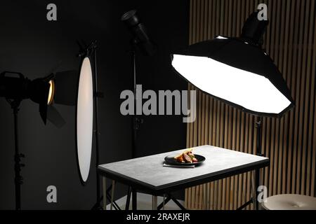 Composizione con pollo al forno, pastinaca e fragole su tavolo grigio in studio fotografico professionale. Fotografia di cibo Foto Stock