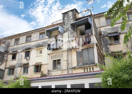 Lavarsi appesi fuori da un condominio malandato a George Town, Penang Island, Malesia. Foto Stock