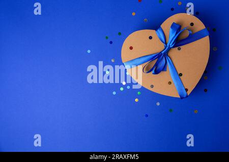 Bella scatola regalo a forma di cuore con grande arco giallo. Isolato.  Vista laterale Foto stock - Alamy