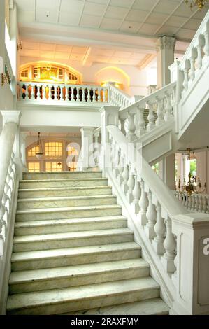 Una delle scale in marmo ornate del Raffles Hotel, Singapore Foto Stock