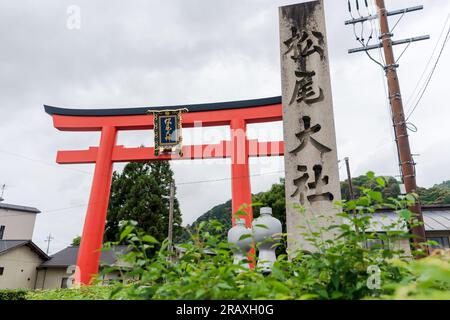 Kyoto, Giappone - 12 giugno 2023 : Matsunoo Taisha Shrine Torii Gate. Foto Stock