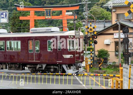 Kyoto, Giappone - 12 giugno 2023: Treno della linea Hankyu Arashiyama sulla stazione di Matsuo-taisha. Foto Stock