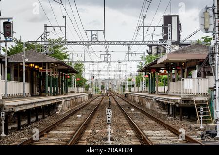 Kyoto, Giappone - 12 giugno 2023: Piattaforma della stazione Matsuo-taisha. Linea Hankyu Arashiyama. Foto Stock