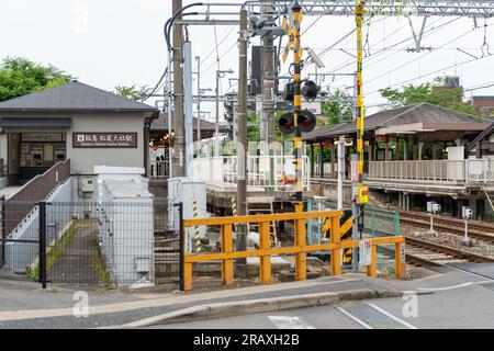 Kyoto, Giappone - 12 giugno 2023: Piattaforma della stazione Matsuo-taisha. Linea Hankyu Arashiyama. Foto Stock