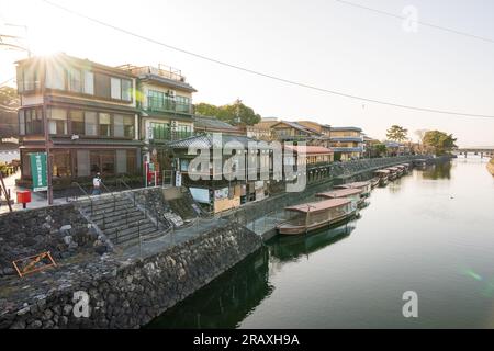 Uji, prefettura di Kyoto, Giappone - 11 marzo 2023: Scenario del fiume Uji. Barche per crociere sulla riva del fiume. Foto Stock