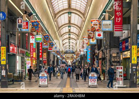 4 giugno 2023: La galleria commerciale Tanukikoji, una delle più antiche strade dello shopping di Sapporo, Hokkaido, Giappone, è iniziata nel 1873. Si estende per 900 metri Foto Stock