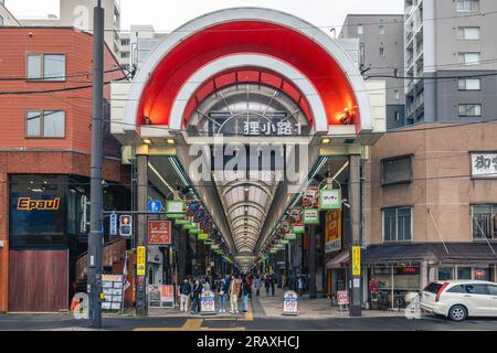 4 giugno 2023: La galleria commerciale Tanukikoji, una delle più antiche strade dello shopping di Sapporo, Hokkaido, Giappone, è iniziata nel 1873. Si estende per 900 metri Foto Stock