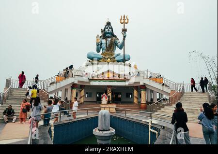 Pokhara, Nepal - 15 aprile 2023: Turisti e abitanti del luogo che visitano la statua di Pumdikot Shiva situata presso la stazione collinare vicino a Pokhara nel distretto di Kaski di Gandaki Pr Foto Stock