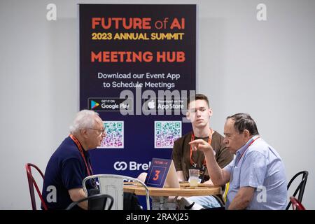 Tel Aviv, Israele. 5 luglio 2023. I partecipanti comunicano al Future of ai 2023 Annual Summit tenutosi a Tel Aviv, Israele, il 5 luglio 2023. Il Future of ai 2023 Annual Summit ha aperto martedì sera nella città costiera israeliana di Tel Aviv con circa 1.000 partecipanti provenienti da 16 paesi. Quest'anno, l'evento di due giorni si concentra sull'intelligenza artificiale generativa, che crea un'ampia varietà di nuovi contenuti, come testo, immagini o audio, utilizzando algoritmi di apprendimento automatico. Crediti: Chen Junqing/Xinhua/Alamy Live News Foto Stock