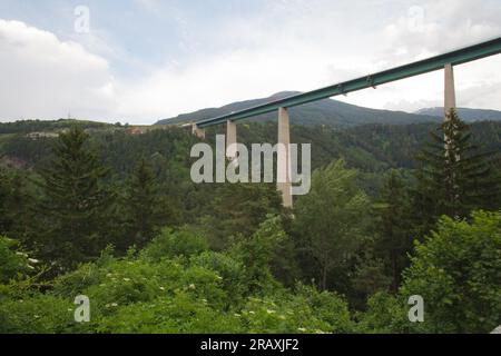 Impressione dell'autostrada A13 dalla strada che va da Innsbruck al Brennero nell'Austria meridionale Foto Stock