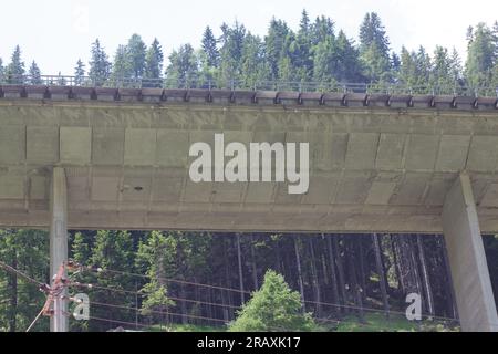 Impressione dell'autostrada A13 dalla strada che va da Innsbruck al Brennero nell'Austria meridionale Foto Stock