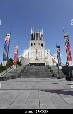 Interni della Cattedrale metropolitana di Liverpool, vetrate colorate e navate circolari. Foto Stock