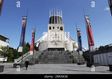 Interni della Cattedrale metropolitana di Liverpool, vetrate colorate e navate circolari. Foto Stock