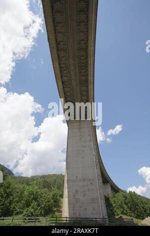 Impressione dell'autostrada A13 dalla strada che va da Innsbruck al Brennero nell'Austria meridionale Foto Stock