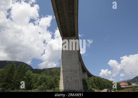 Impressione dell'autostrada A13 dalla strada che va da Innsbruck al Brennero nell'Austria meridionale Foto Stock