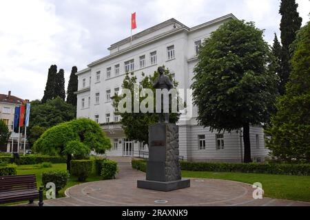 Statua di Marko Miljanov Popović, generale e scrittore, fuori dall'assemblea municipale di Podgorica, uffici governativi, Podgorica, Montenegro Foto Stock