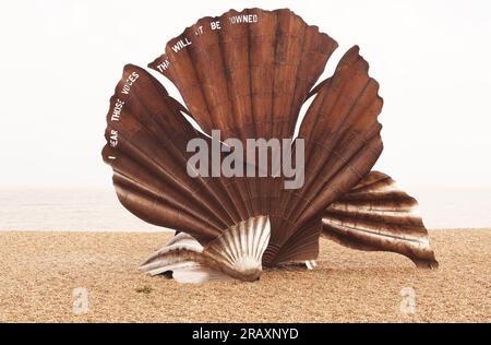 La scultura Benjamin Britten, Scallop, sulla spiaggia di ciottoli di Aldeburgh, Suffolk. UK di Maggie Hambling Foto Stock