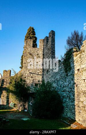 Perledo, Provincia di Lecco, regione Lombardia, sponda orientale del Lago di Como, Italia. Castello di Vezio. Il castello, risalente all'XI secolo d.C., si affaccia e domina la sponda orientale del Lago di Como. All'interno dell'edificio c'è anche una falconeria. Foto Stock