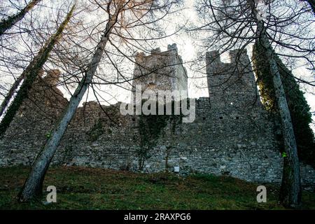 Perledo, Provincia di Lecco, regione Lombardia, sponda orientale del Lago di Como, Italia. Castello di Vezio. Il castello, risalente all'XI secolo d.C., si affaccia e domina la sponda orientale del Lago di Como. All'interno dell'edificio c'è anche una falconeria. Le mura del castello. Foto Stock