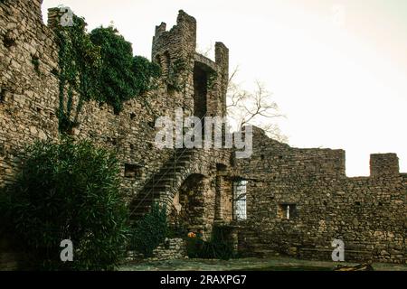 Perledo, Provincia di Lecco, regione Lombardia, sponda orientale del Lago di Como, Italia. Castello di Vezio. Il castello, risalente all'XI secolo d.C., si affaccia e domina la sponda orientale del Lago di Como. All'interno dell'edificio c'è anche una falconeria. Foto Stock