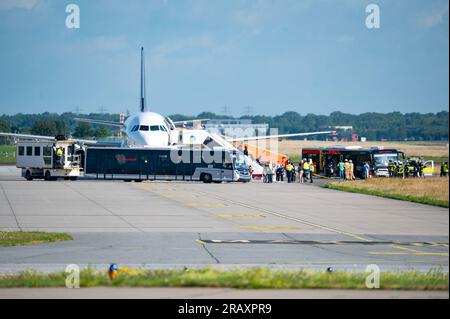 Amburgo, Germania. 6 luglio 2023. I passeggeri lasciano l'aereo parcheggiato sull'aeroporto e salgono a bordo degli autobus in attesa di loro. A causa di una stufa fumante, un aereo in rotta per Istanbul atterrò ad Amburgo poco dopo il decollo. Giovedì mattina un portavoce della Turkish Airlines ha confermato a Deutsche Presse-Agentur che l'Airbus A 321 doveva girare e atterrare ad Amburgo a causa di un "problema tecnico". Crediti: Jonas Walzberg/dpa/Alamy Live News Foto Stock