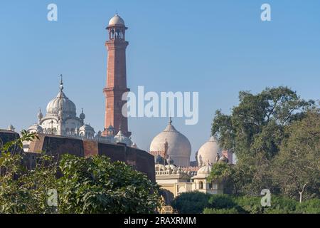 Vista panoramica sull'antica moschea di Badshahi con il samadhi o luogo di cremazione del Maharaja Ranjit Singh in primo piano fuori dal forte di Lahore, Punjab, Pakistan Foto Stock