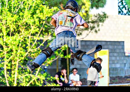 Igualada, Barcellona; 28 giugno 2023: Giovane praticante Scootering (Freestyle Scootering) nel nuovo Skatepark del parco centrale di Igualada, Barce Foto Stock