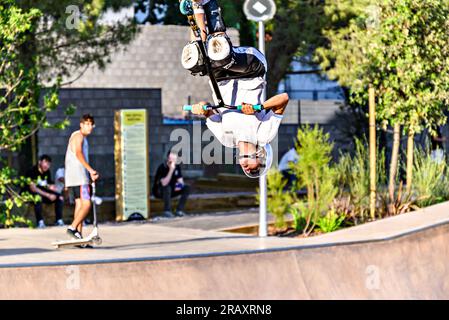 Igualada, Barcellona; 28 giugno 2023: Giovane praticante Scootering (Freestyle Scootering) nel nuovo Skatepark del parco centrale di Igualada, Barce Foto Stock