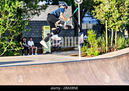 Igualada, Barcellona; 28 giugno 2023: Giovane praticante Scootering (Freestyle Scootering) nel nuovo Skatepark del parco centrale di Igualada, Barce Foto Stock