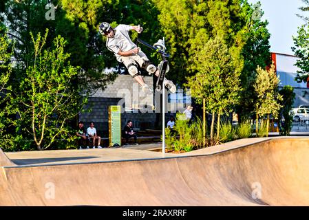 Igualada, Barcellona; 28 giugno 2023: Giovane praticante Scootering (Freestyle Scootering) nel nuovo Skatepark del parco centrale di Igualada, Barce Foto Stock