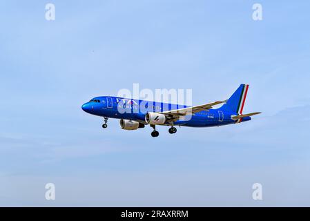 Barcellona, ​​Spain; 10 aprile 2023: Aereo ITA Airways Airbus A320, atterraggio all'aeroporto Josep Tarradellas di Barcellona-El Prat Foto Stock