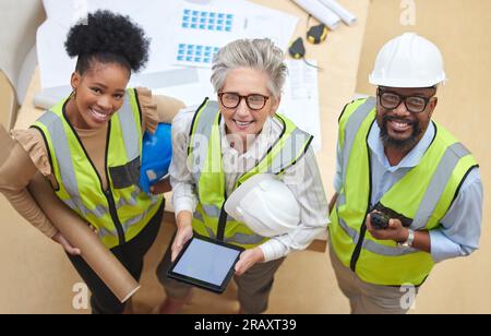 Tablet, lavoro di squadra o ritratto di ingegneri con manager che pianificano una costruzione per l'architettura. Vista dall'alto, progetto o gente di colore felice con maturi Foto Stock
