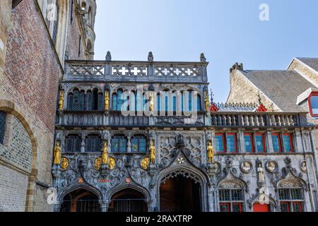 Facciata della Basilica del Sacro sangue a Bruges, Belgio, una basilica cattolica romana che ospita una reliquia del Sacro sangue presumibilmente raccolta da Giuseppe Foto Stock