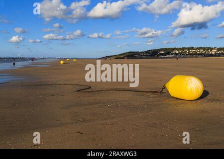 DEAUVILLE, FRANCIA - 1° SETTEMBRE 2019: Queste sono boe su una spiaggia cittadina con bassa marea in autunno. Foto Stock