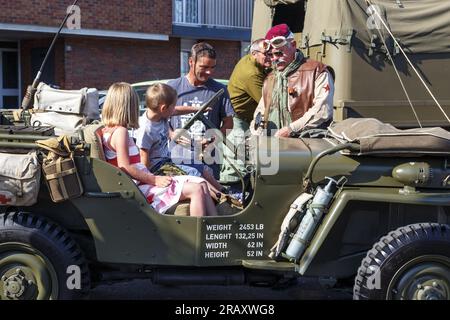 FECAMP, FRANCIA - 1° SETTEMBRE 2019: Un veterano mostra ai bambini un'auto Dodge WC in una mostra di equipaggiamento militare proveniente dagli sbarchi alleati nel Normand Foto Stock