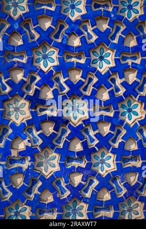 Dettaglio primo piano del disegno geometrico e floreale in ceramica blu e bianca sulle pareti dello storico mausoleo sufi Shah Rukn-e-Alam a Multan, Punjab, Pakistan Foto Stock