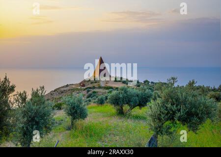 Piramide 38°parallelo, opera di Mauro Staccioli, Motta d'affermo, Messina, Sicilia, Italia Foto Stock