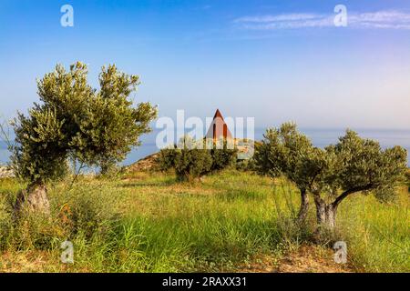 Piramide 38°parallelo, opera di Mauro Staccioli, Motta d'affermo, Messina, Sicilia, Italia Foto Stock