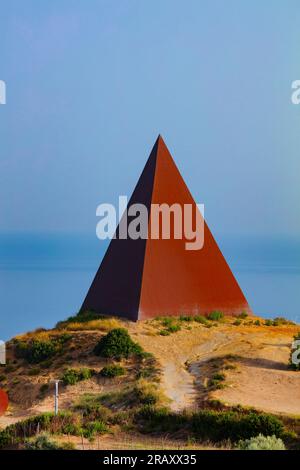 Piramide 38°parallelo, opera di Mauro Staccioli, Motta d'affermo, Messina, Sicilia, Italia Foto Stock