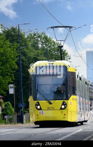 Tram Manchester Metrolink che attraversa Salford, Inghilterra. Foto Stock