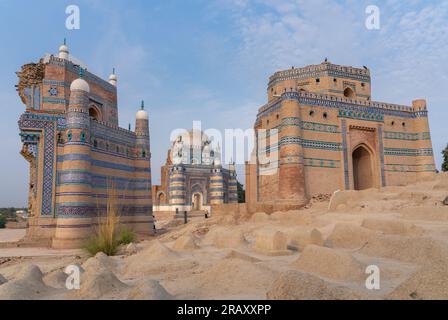 Vista panoramica dell'antica architettura islamica medievale con la tomba di Bibi Jawindi nel cimitero centrale e tradizionale, UCH Sharif, Punjab, Pakistan Foto Stock