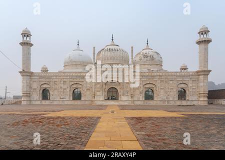 Splendida moschea in marmo bianco Abbasi in stile moghul fuori dal forte di Derawar nel deserto del Cholistan, Bahawalpur, Punjab, Pakistan Foto Stock