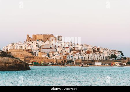 La bellissima città di Peniscola chiamata "Gibilterra di Valencia", resort per famiglie in Spagna Foto Stock