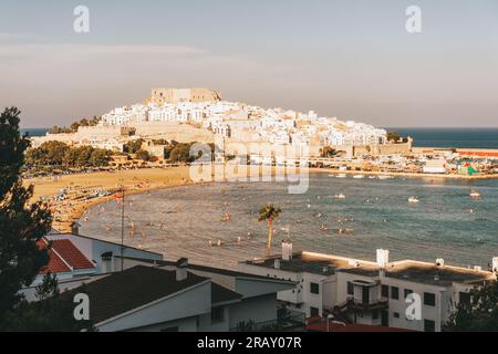 La bellissima città di Peniscola chiamata "Gibilterra di Valencia", resort per famiglie in Spagna Foto Stock