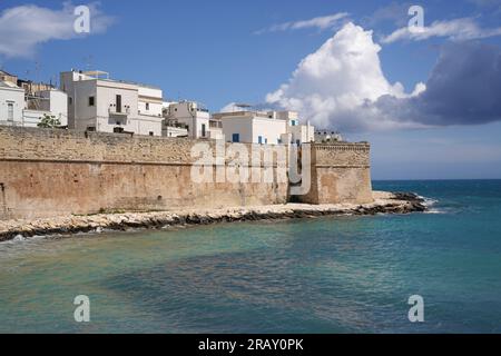 Mura della città vecchia della pittoresca Monopoli, Puglia, Italia Foto Stock